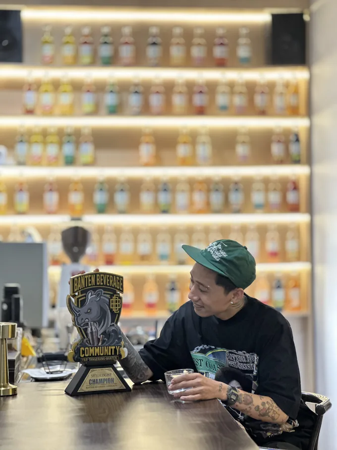 Barista The Craft Coffee memegang botol FLUG Blue Curacao Syrup